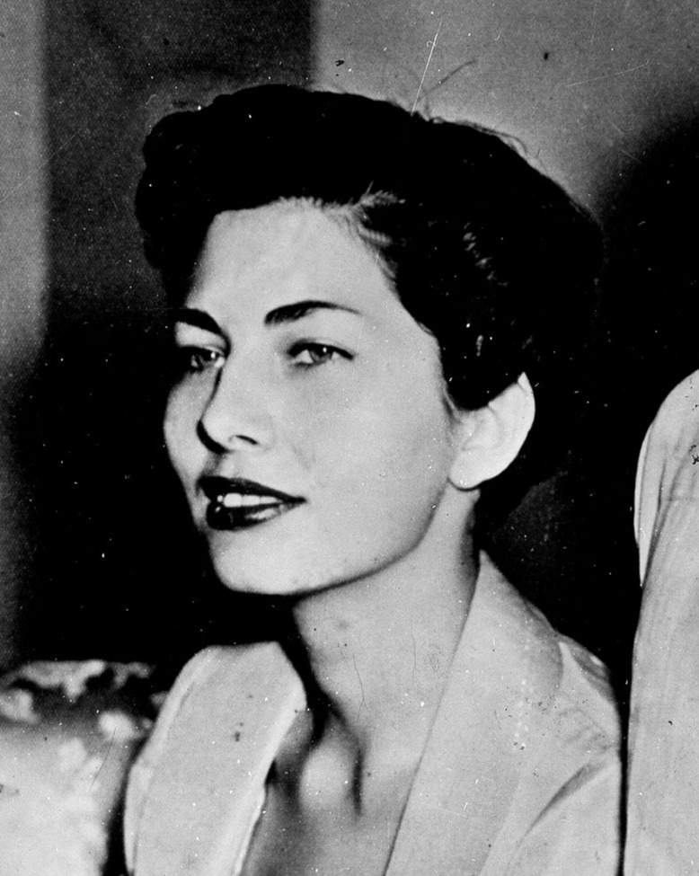 伊朗末代美艳王后！国王宠翻送天价珠宝，却因无法生育被流放