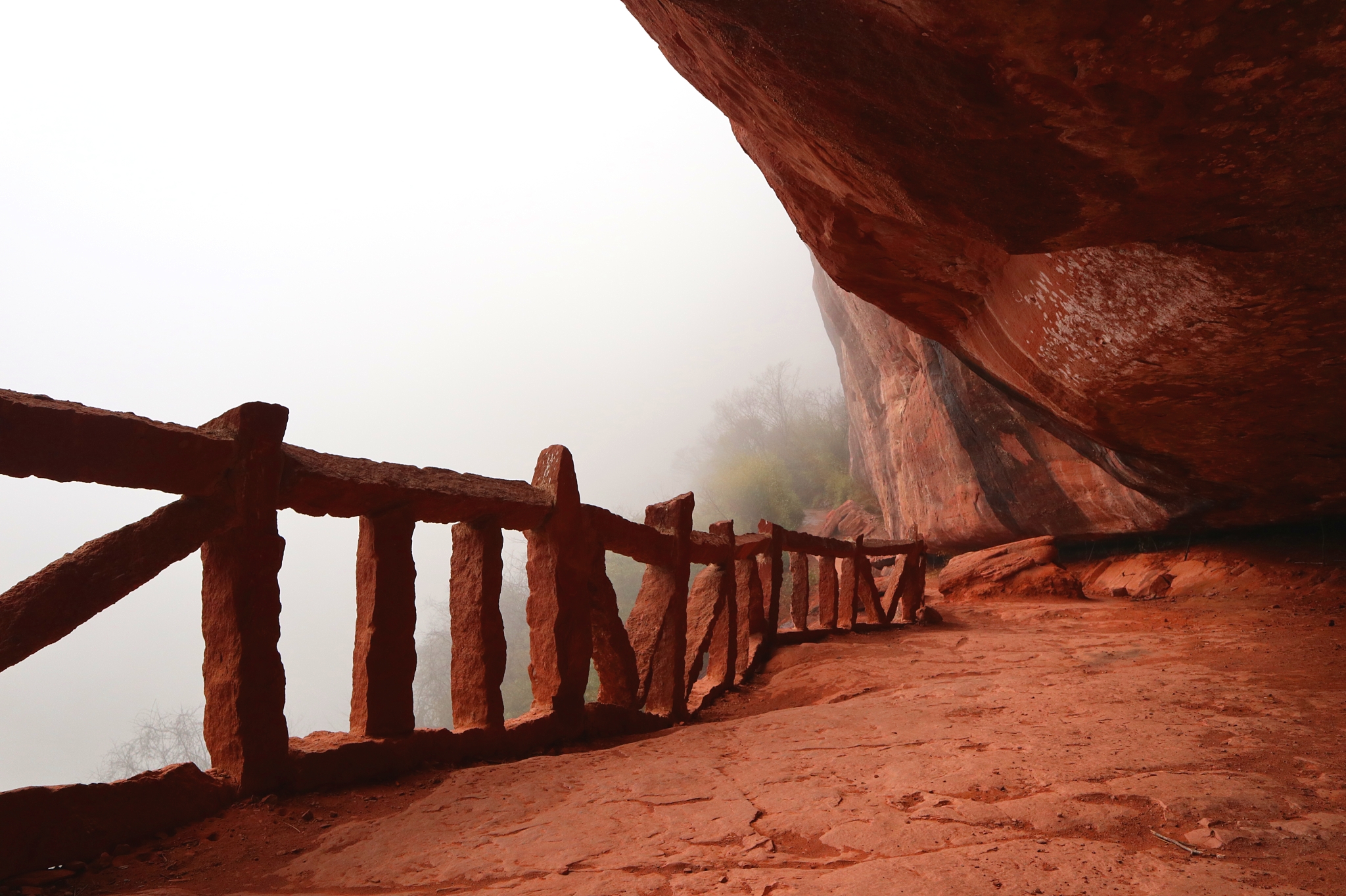 神秘长廊山崖内切,紫石倒悬如廊檐,人行其下犹如在山腹中行走,再大的