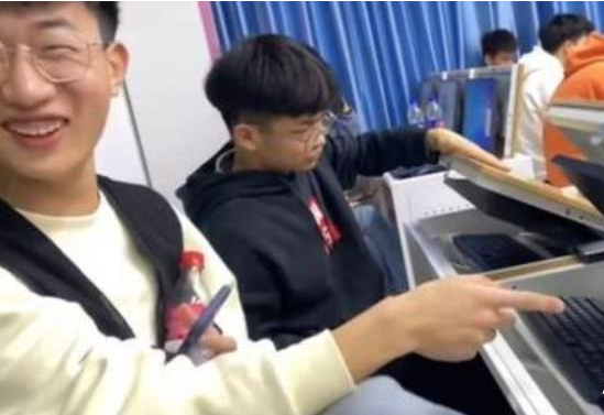 为学生“量身定做”新型课桌，家长们很开心，但学生们开心不起来