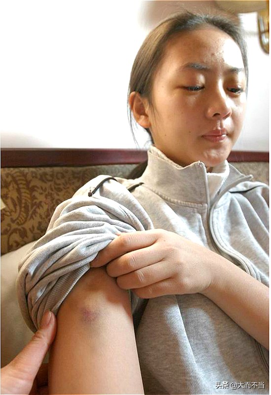 刚拿“视后”就翻车，童瑶不堪往事被扒，被张默暴打事出有因
