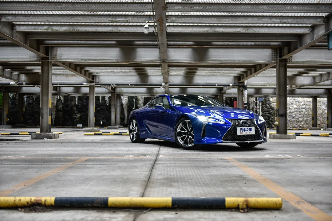 V6、359马力、21英寸轮圈、前置后驱，雷克萨斯LC 500h让人心动