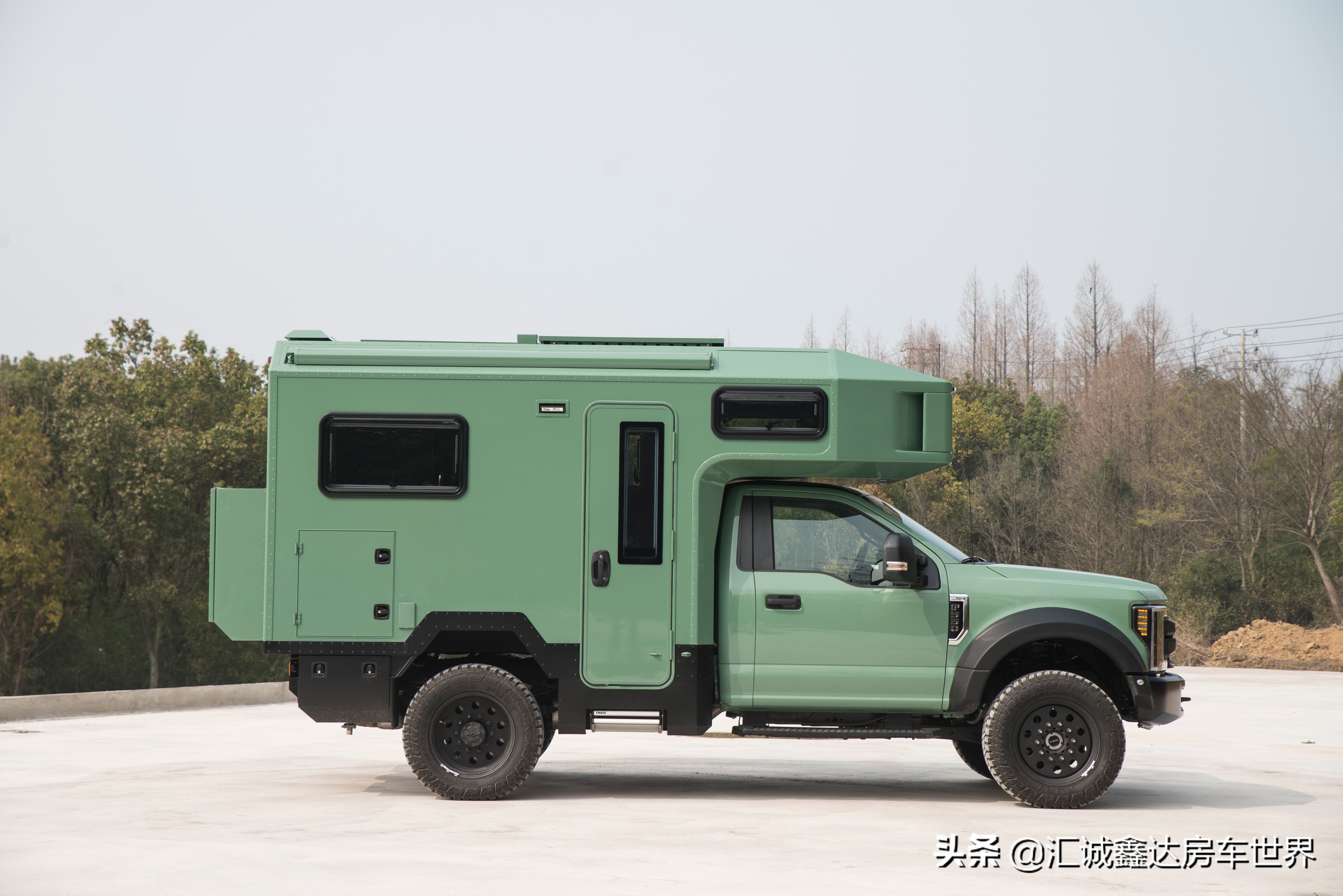 軍綠防爆車體,配四驅v8動力,帶吃住功能!實拍福特4座越野房車