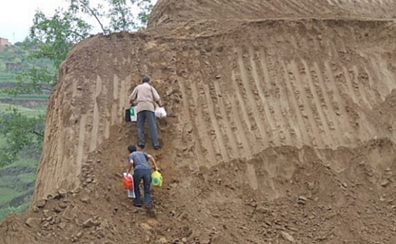 小伙674高分考上清华，问及感受时落泪，老父日挑2万斤沙供他