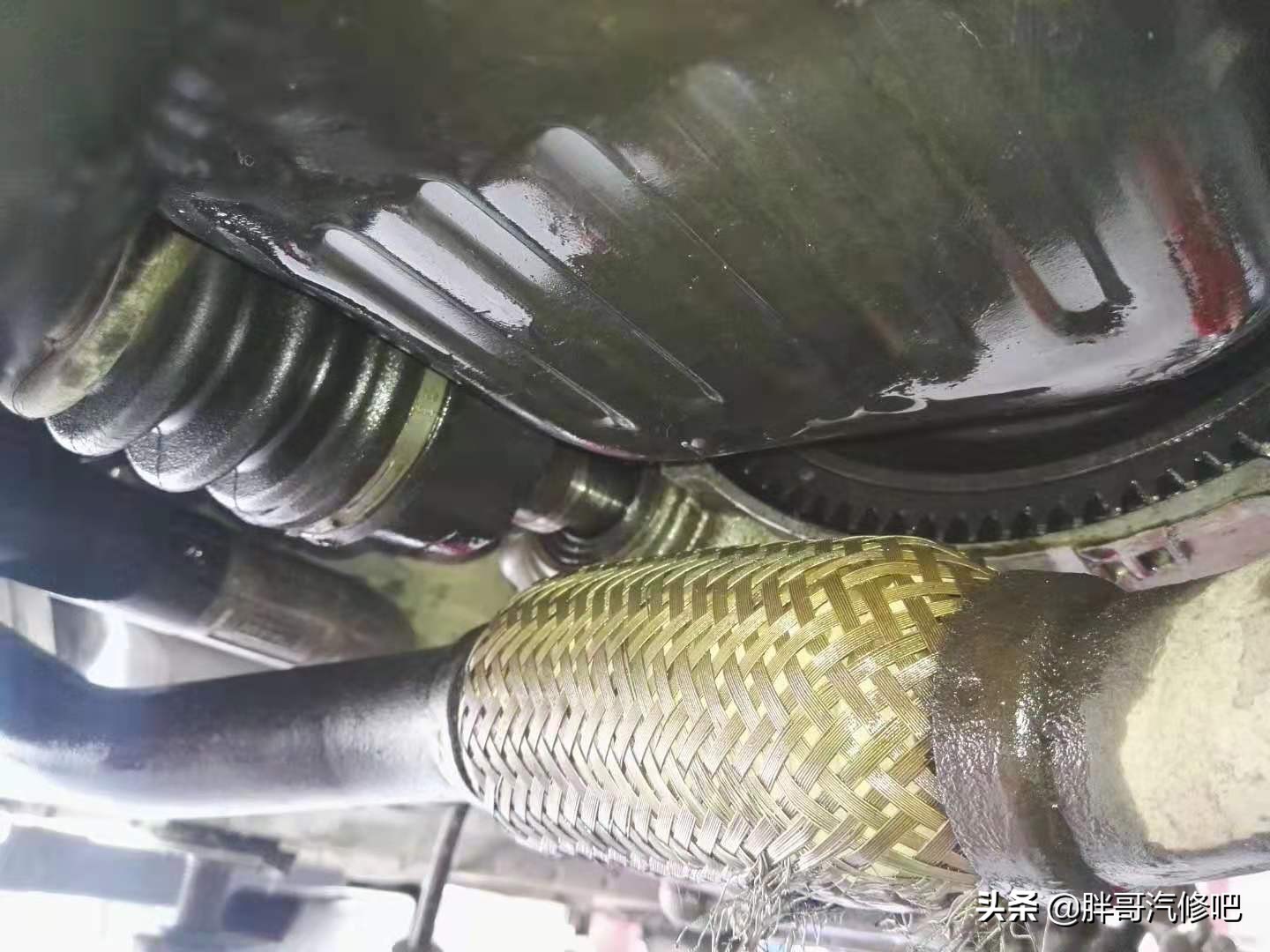车主非正常启动车辆，然而一个小失误，变速箱被击了大窟窿