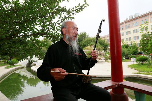 东方儒牛：中老年人学乐器，应该选吹奏类还是拉弦类？