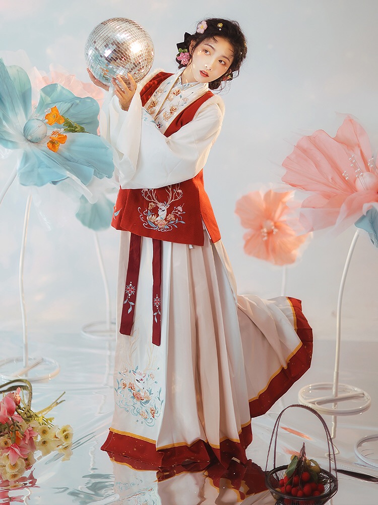 以"拜年"为主题的4款汉服,优雅又喜庆,让你收红包到手软