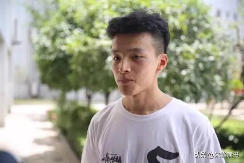 奶奶带大的学霸：高考以696分摘得文科状元，颜值高爱健身