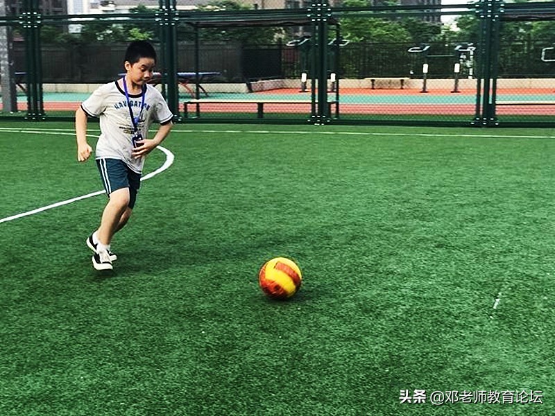 破解教育内卷化，假期让学生走出家门，到社区参与体育锻炼和比赛