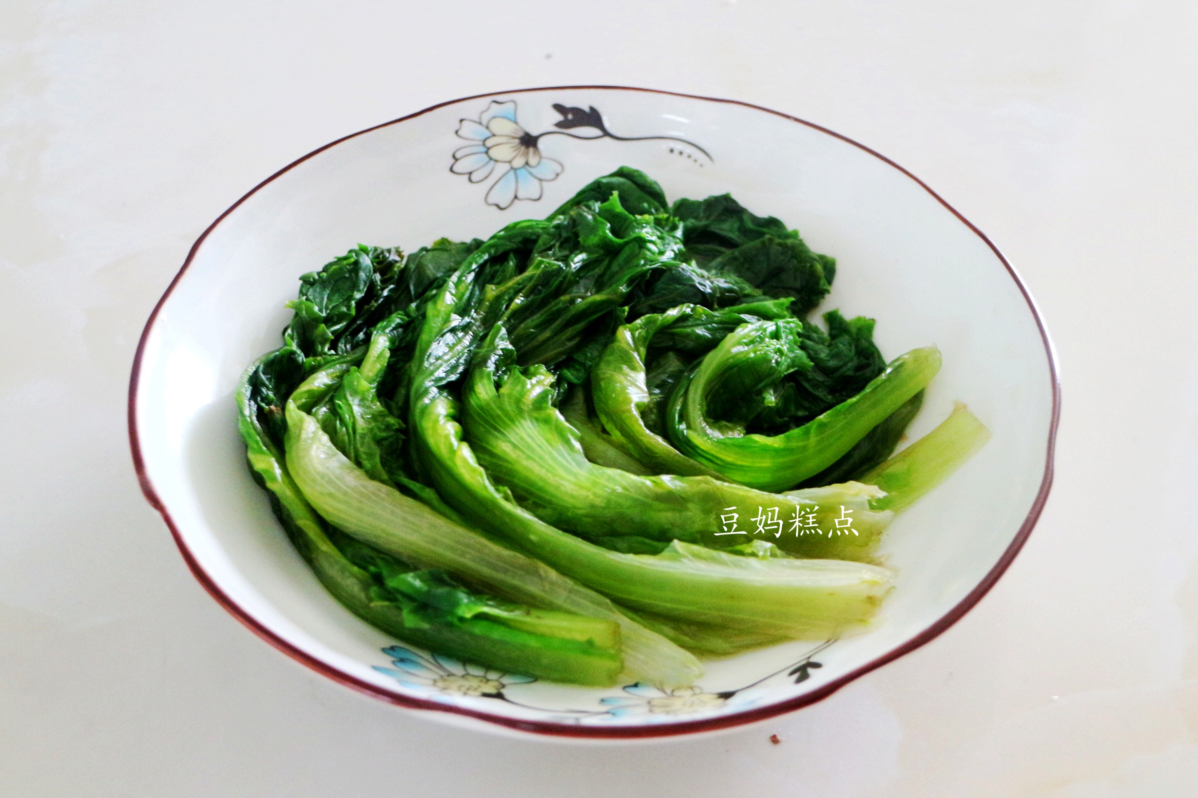 蒜泥生菜的做法（手把手教你做出口感清爽的蒜蓉生菜）