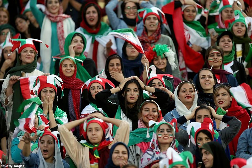 女的让男的看世界杯(三十八年后，伊朗女观众重获许可、看世界杯预选赛，成赛场一景)