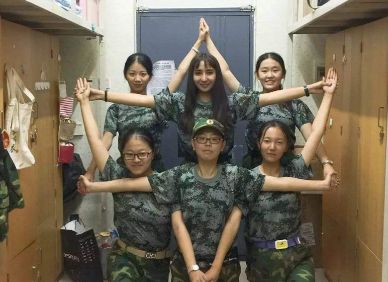 上了大学颜值开挂，张子枫入学半学期，从邻家小妹到气质女神