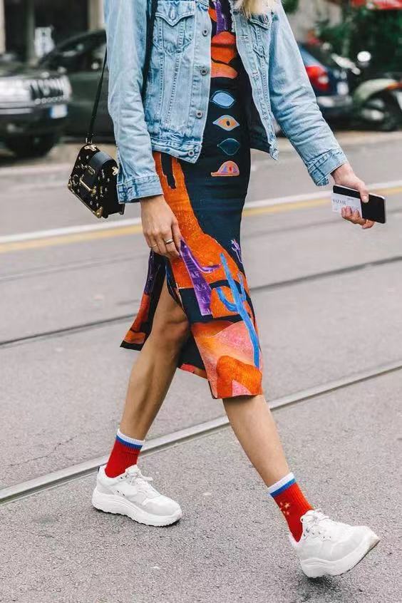 几块钱一双的袜子,明星搭配起来可真好看,关键还显得腿又细又直