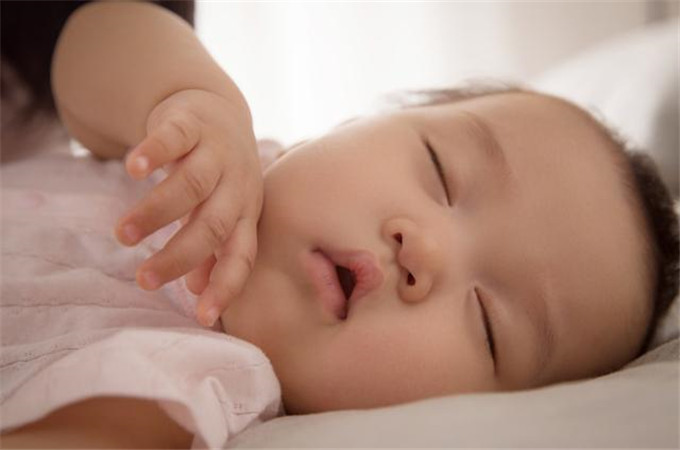 横盖被子的图片(宝宝睡觉总会踢被子横着睡？可能是有这3个“原因”，宝妈该注意)
