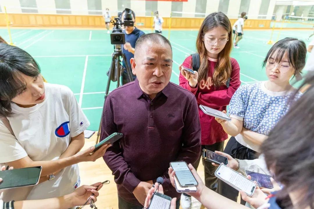 来蹭课吗？奥运冠军教你打羽毛球哦