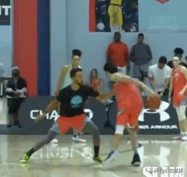 高中生篮球能暴扣么（2021届全美第六高中生火了！背后运球戏耍库里，大步流星完成暴扣）