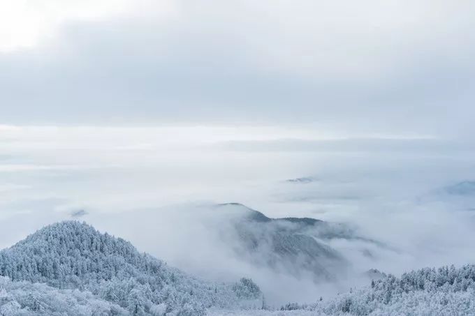 西岭雪山什么时候可以滑雪(西岭雪山将于12月16日恢复开放！成都出发1.5h，赏雪滑雪泡温泉)