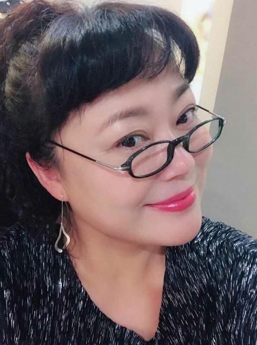 原形毕露？弃养子恋鲜肉，演《安家》被求出山，50岁被曝诈骗千万