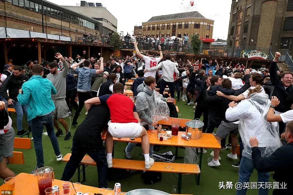 英格兰球迷泼啤酒世界杯(英格兰赢球了！来看看英国人那些画风清奇的庆祝方式（图）)