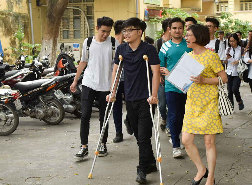 直击越南全国88万人高考！祈福和刷题一样壮观