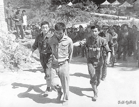 侦察兵活捉3名越军，未分开审讯，敌人趁机串供：我们是老百姓
