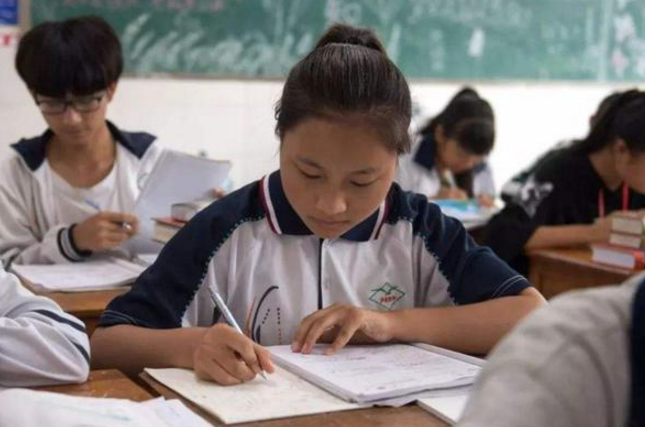 贵族学校与普通学校“校服对比”，这3点差距现实，学生：不公平