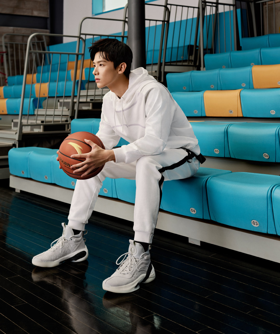 最后,咱们来看看安踏给白敬亭准备的装备吧,几套look,主打运动,都是