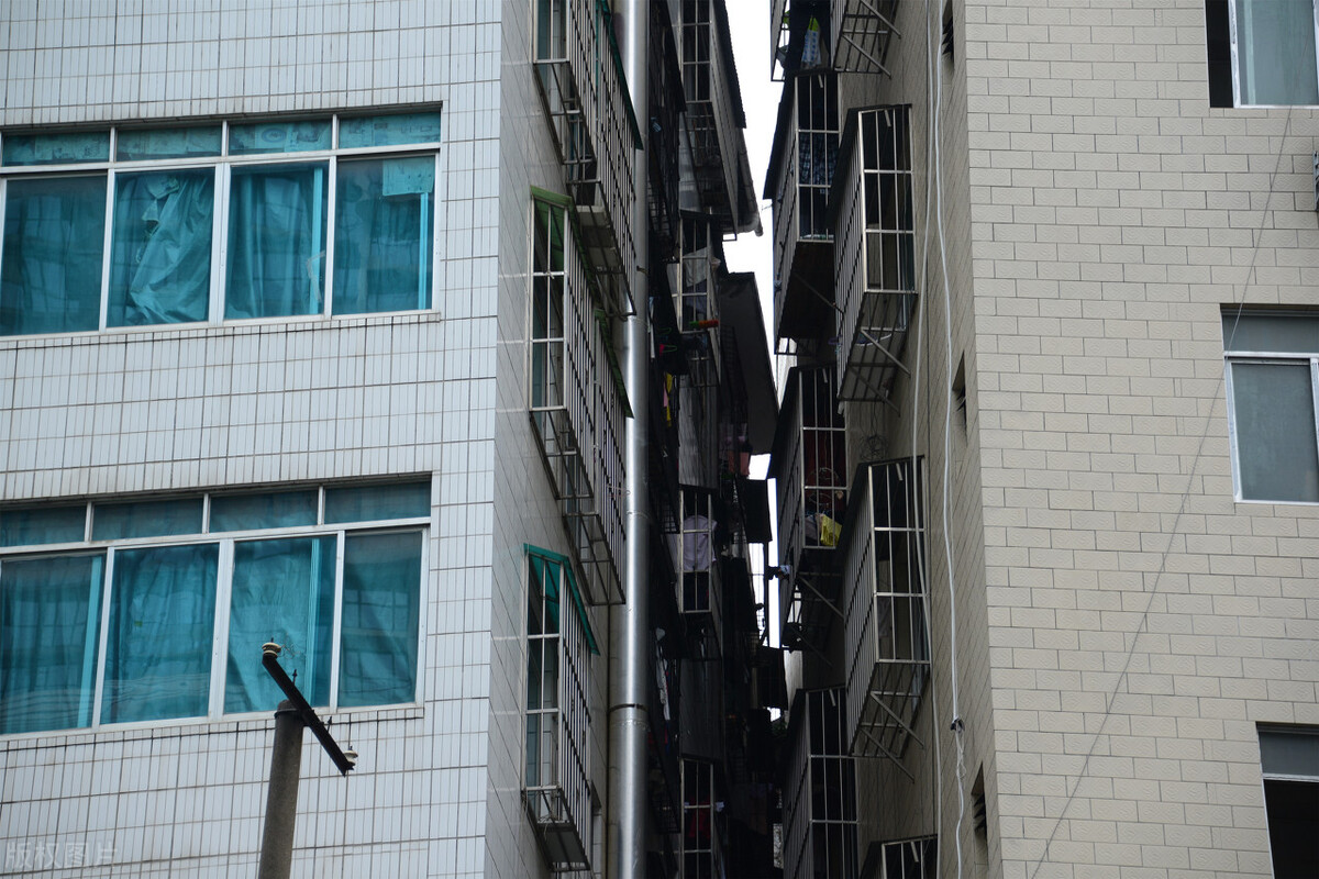 房屋遭到强拆时，一定要选择报警