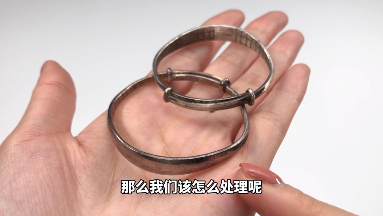 银饰发黑怎么清洗？银首饰放久了发黑了怎么让它亮起来？