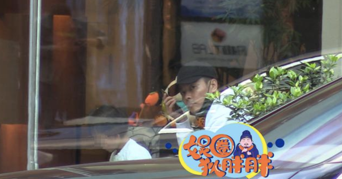 张晋独自带儿子画面被拍，父子同回公寓，鱼蛋蹦蹦跳跳活泼可爱