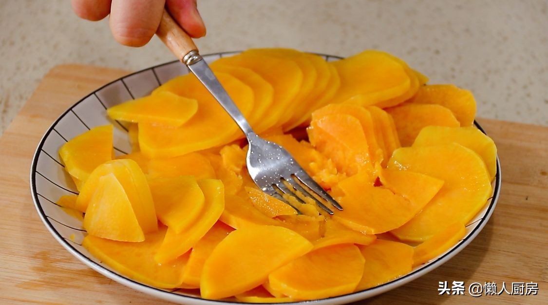 天气越冷，红薯越来越甜，遇到酥皮红薯饼别手软，3张手抓饼搞定