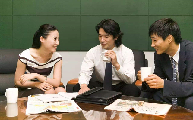 因此,在社交活动中,要是希望某个人认识自己,了解自己,并与自己建立