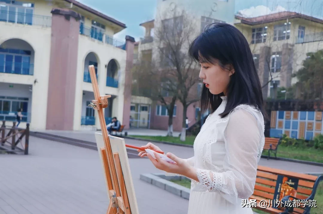 跟着这位仙女，体验四川外国语大学成都学院的文艺生活