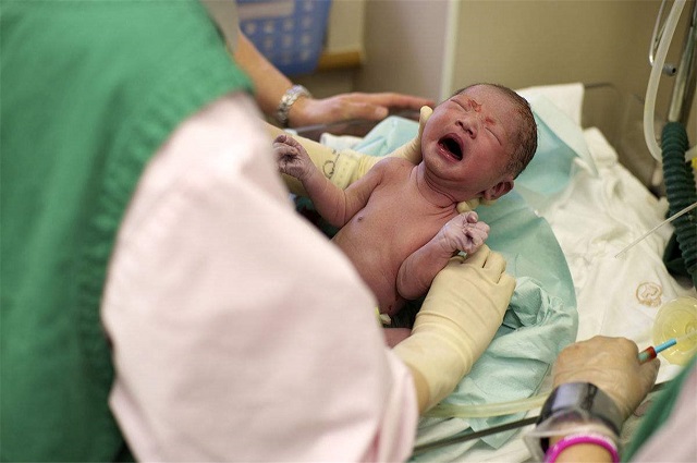 为什么医生有时会劝孕妈剖宫产？是为多赚钱吗？真实原因令人唏嘘