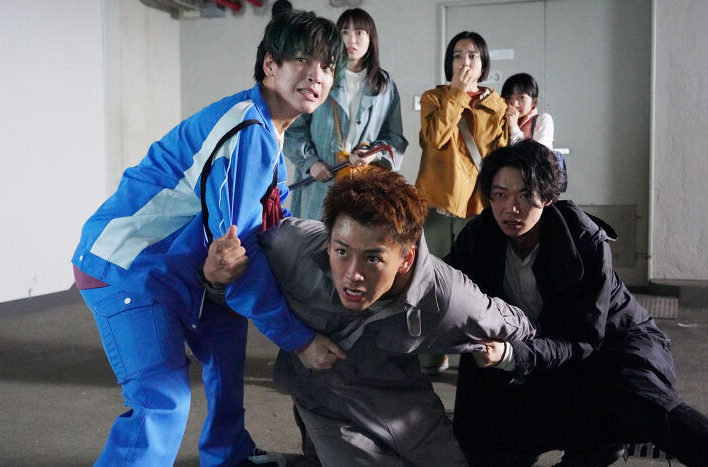 来美那边就更神奇了,她和其他几个人被自卫队救助,正前往下一个避难所