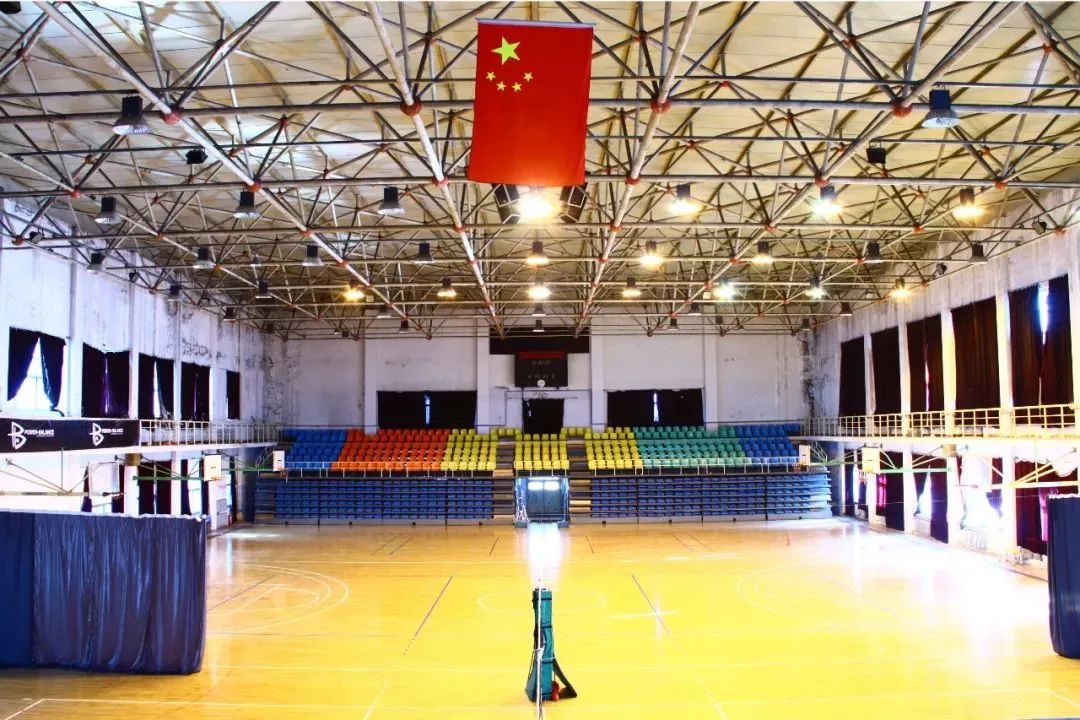哈尔滨商业大学篮球馆电话(@大成街1号：哈尔滨体育学院，致我们最好的青春)