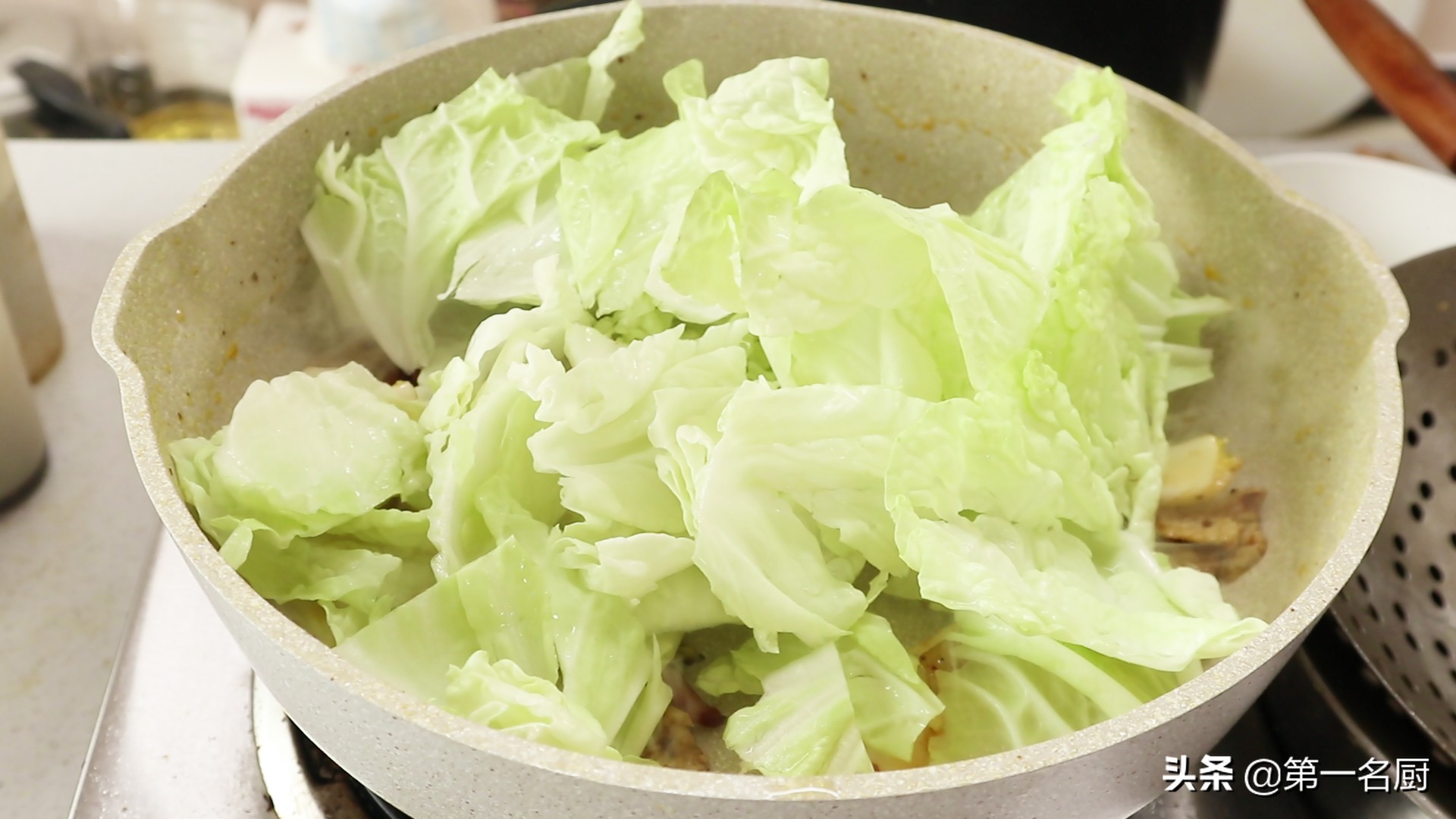 白菜燉粉條的家常做法,白菜燉粉條的家常做法不放肉