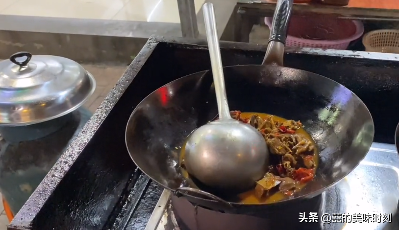 湖南大哥街头炒菜28年，价格堪比大饭店，一份炒肉丝含泪赚22元？