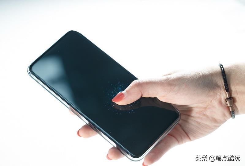 超级未来手机(5G来了！全屏指纹 无孔超级一体，vivo APEX 2019剑指未来手机)