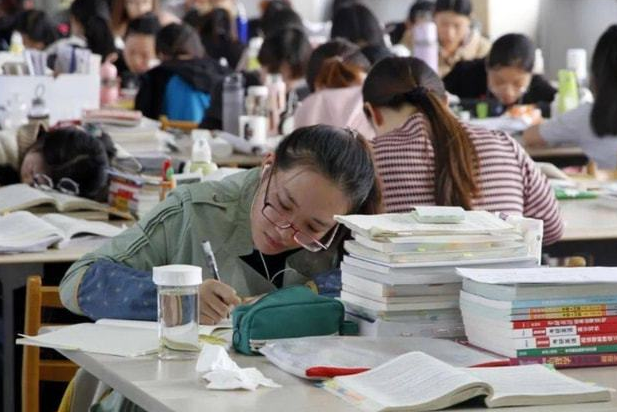 2021年各大高校放假通知，清华大学放假35天，同时有一个坏消息