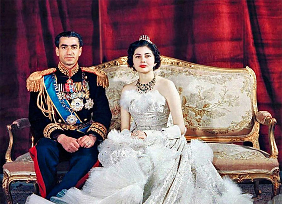 伊朗末代美艳王后！国王宠翻送天价珠宝，却因无法生育被流放