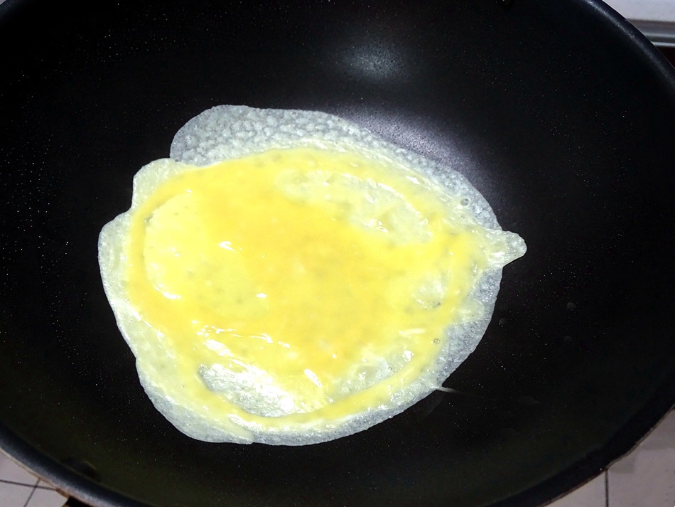 蛋包饭–蛋皮怎样不破皮、不黏锅抓住诀窍，第一次也能做好蛋包饭