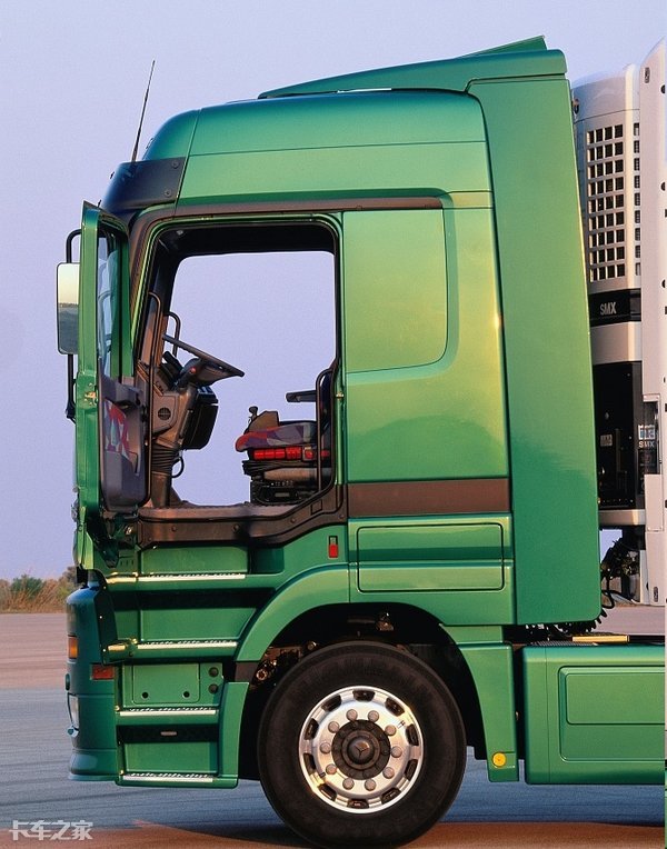 从sk到actros,近30年奔驰卡车每一次换代,都将舒适性发挥到极致