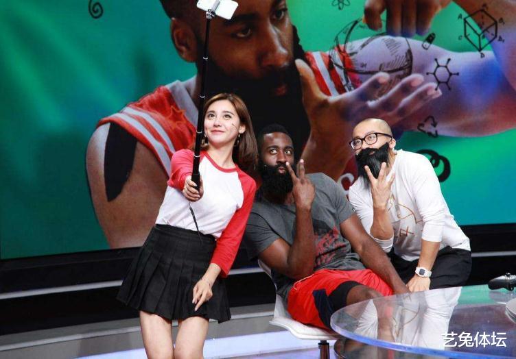 美娜为啥掀球衣(nba女主播美娜再秀真功夫,站姿后劈腿一字马,詹蜜沸腾