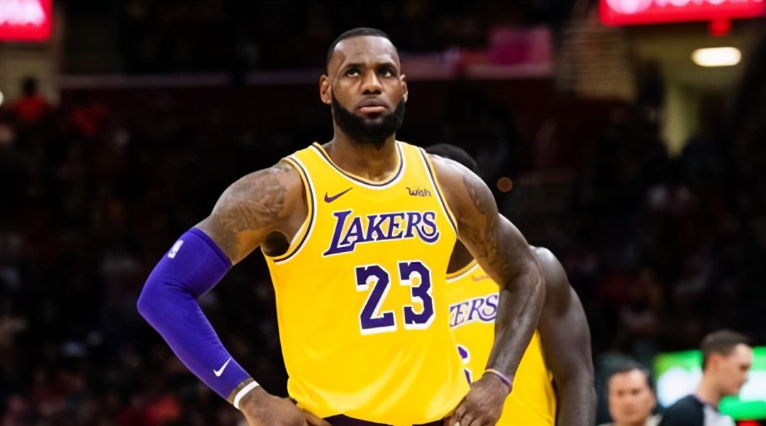 nba为什么空中挂的队衣（斯台普斯的上空悬挂多少退役球衣？詹皇的23号有机会挂上去吗？）