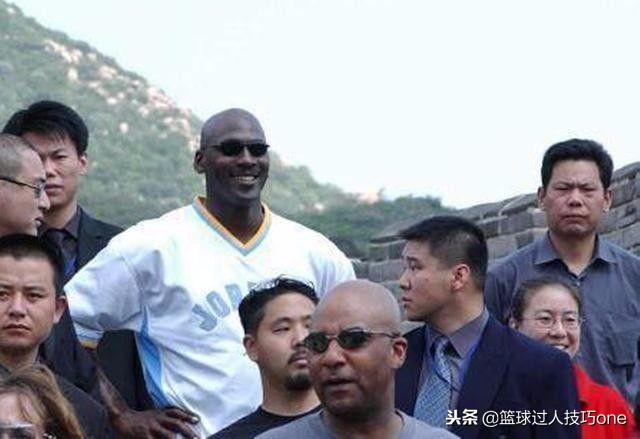 nba哪些球星到过长城(NBA球星登长城照片：邓肯穿足力健老人鞋？麦迪在长城上“搬砖”)