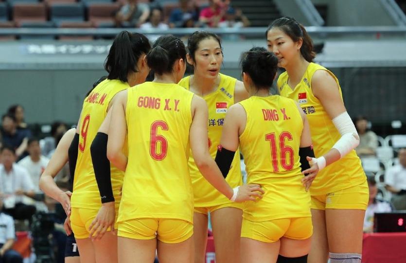 创造历史！中国女排3-0塞尔维亚，提前一轮卫冕，成就世界杯5冠王