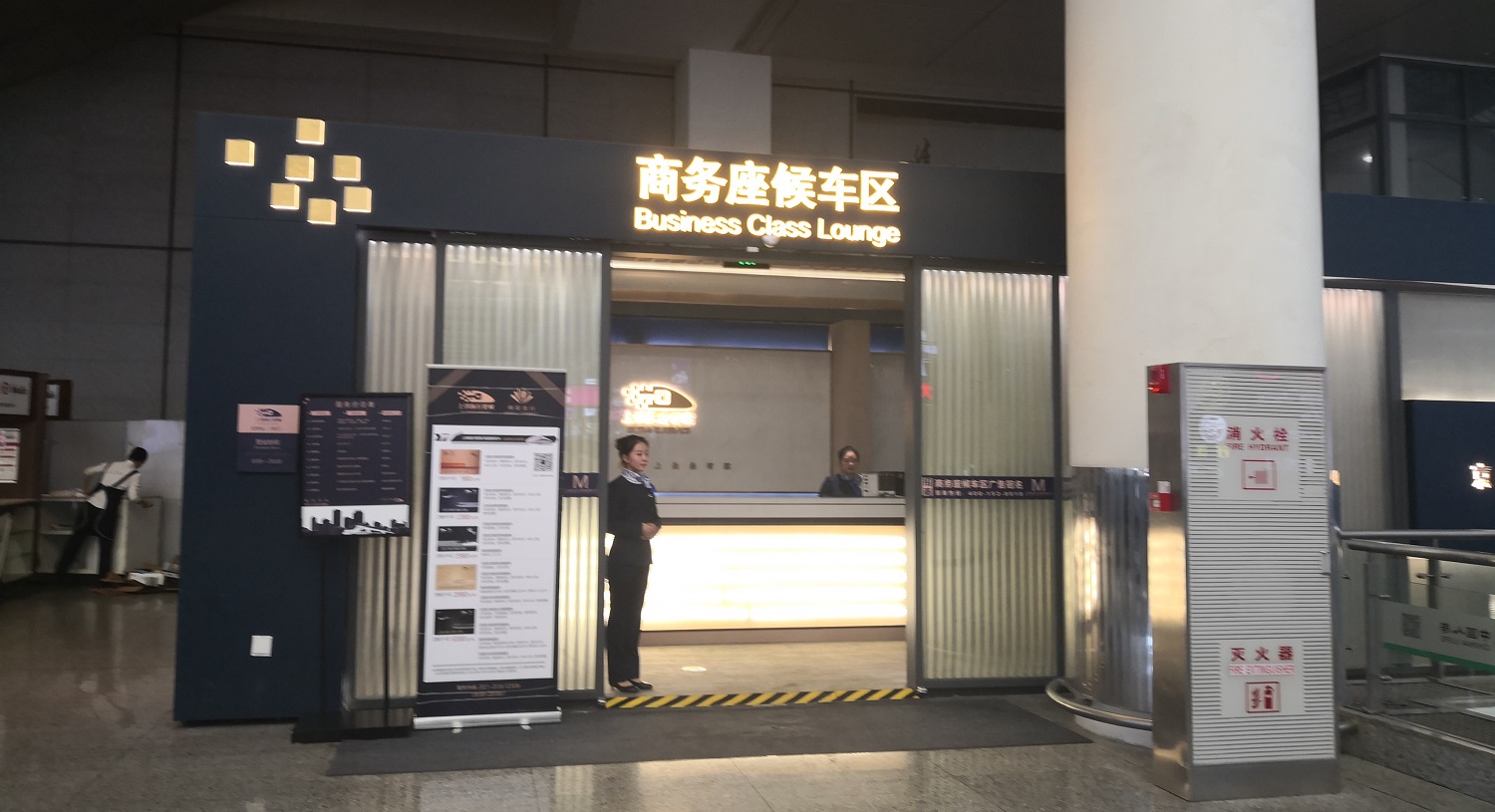 还有车站给旅客准备的各种免费零食,饮料,商务座候车区的座椅是柔软的