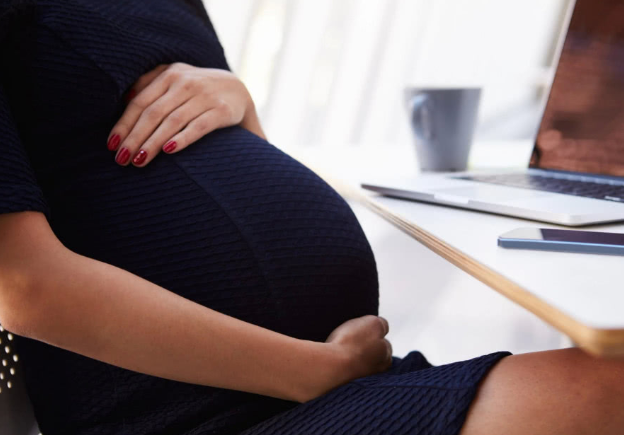 女老师怀孕坐着上课，校长看到后斥责“无底线”，家长看不下去了