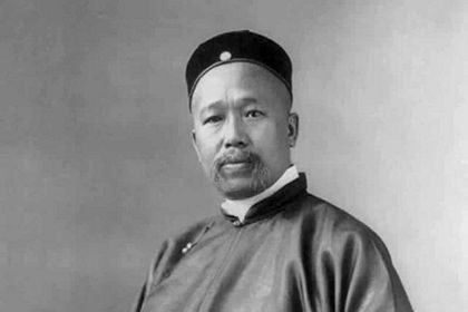 离开东山小学学堂后，毛主席望着滔滔江水感慨道：穷不穷，毛泽东