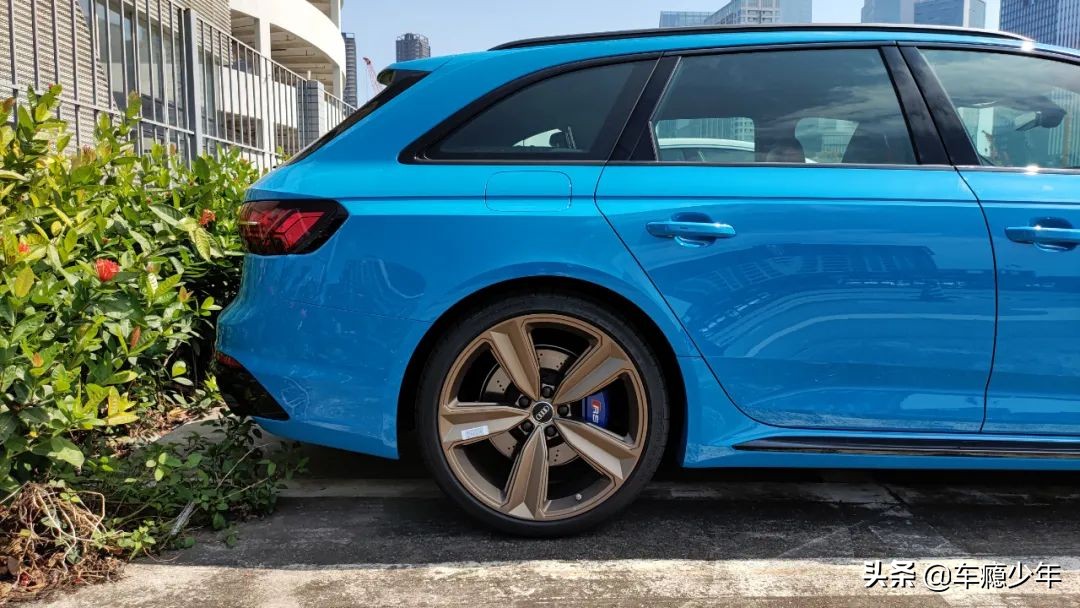 到店实拍新款奥迪RS4瓦罐，售价81.28万起，最速买菜车？